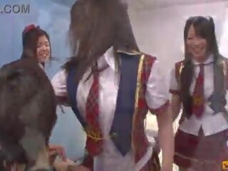 Splendid японки студенти закачка и лента в преден на техен colleagues