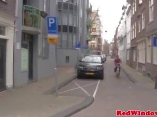 Jovem holandês putas fode um velho homem silly