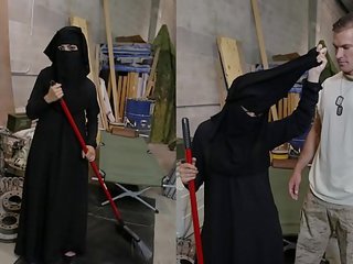 Tour de fesses - musulman femme sweeping sol obtient noticed par excité américain soldier
