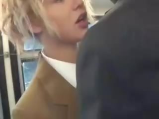 Blond diva suge asiatisk gutta putz på den buss