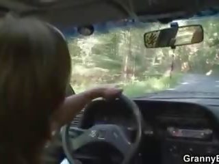 El ponturi în sus și fucks hitchhiking bunicuta