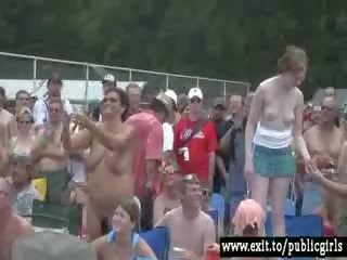 Milfs andando nuda in pubblico festa folla video