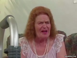 Senelė praranda jos dantys o čiulpimas