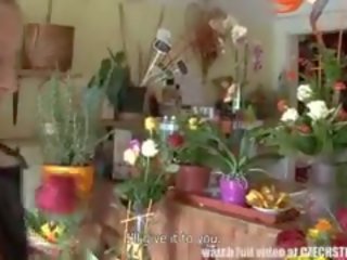 F-sized टिट्स grown-up मिलना गड़बड़ में flower दुकान