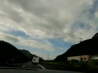 Prsatá italština lora masturbuje na the highway