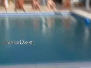Zes naakt meisjes door de zwembad van italia