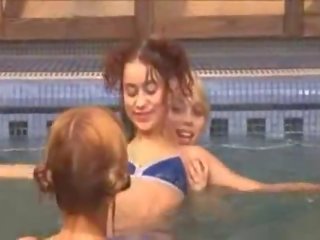 Feeric lezboes în the inotand piscina