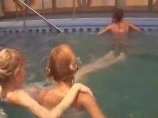 Seksi lesbos dalam yang berenang kolam