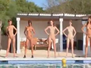 Six alasti tüdrukud poolt a bassein pärit france