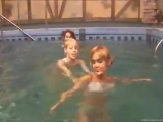 Tres española chicas en la piscina